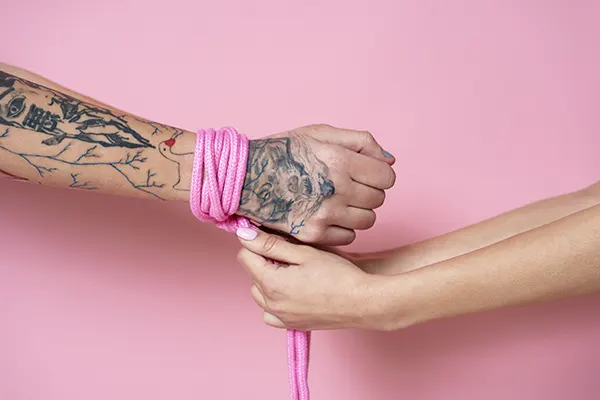 El bondage es una práctica sensual que combina erotismo, confianza y conexión. Si alguna vez te has preguntado cómo hacer nudos de bondage, este blog de Des Spa te guiará...