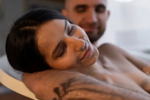 Antes de compartir momentos íntimos con tu pareja, preparar el cuerpo y la mente es fundamental. Los masajes relajantes antes de hacer el amor son una experiencia que potencia la...